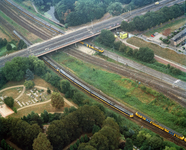 844791 Luchtfoto van het viaduct in de Waterlinieweg over het spooremplacement ter hoogte van het Houtensepad bij de ...